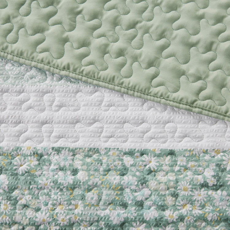 King Cal King 4 Piece Seersucker Quilt Set With Throw Pillow