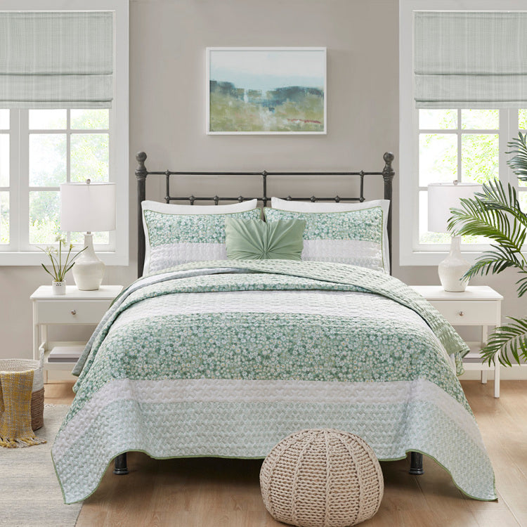 Full Queen 4 Piece Seersucker Quilt Set With Throw Pillow