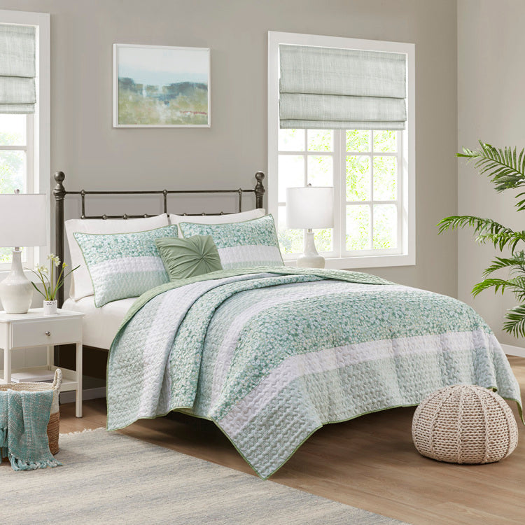 King Cal King 4 Piece Seersucker Quilt Set With Throw Pillow