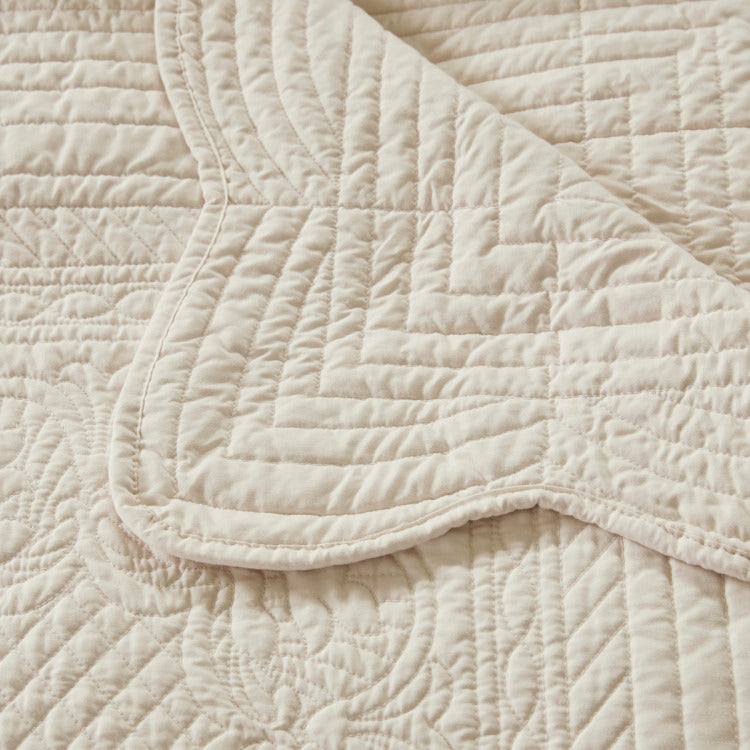 Oversized Quilted Throw With Scalloped Edges Cream 60X72"